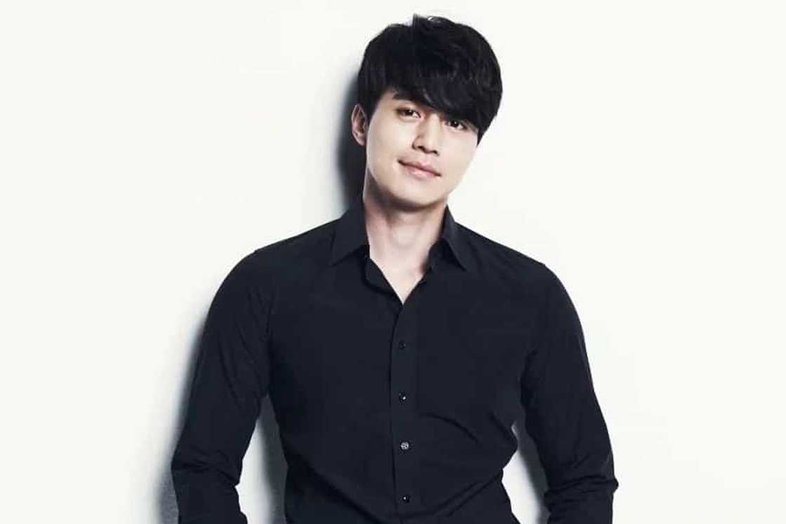 Five interesting things about Lee Dong Wook. There is more to him than meets the eye. Read on!