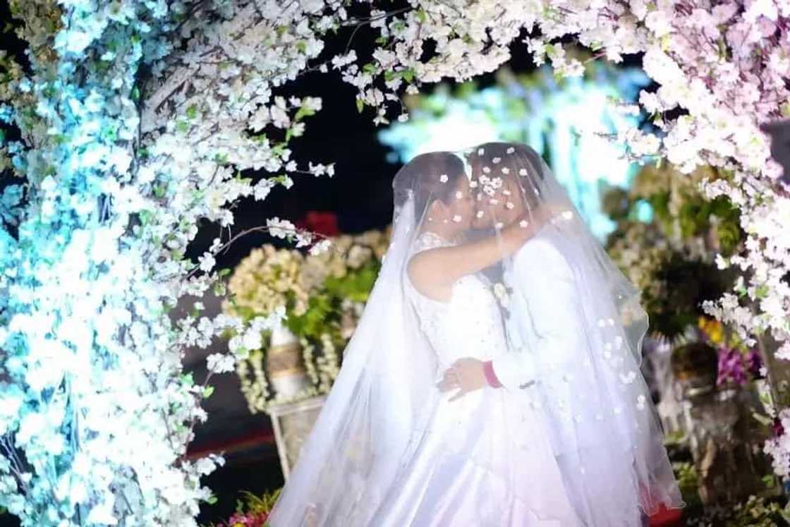 Undying Love! Heartbreaking story of a husband who lets her wife wear her wedding dress in coffin, so that he could 'propose' to her again in heaven Undying Love! Heartbreaking story of a husband who lets her wife wear her wedding dress in coffin, so that he could 'propose' to her again in heaven