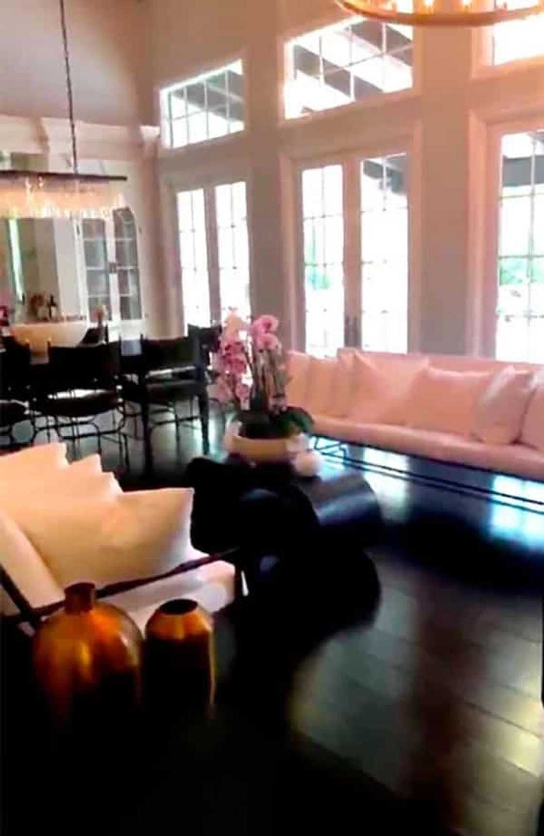 Pinoy daw ang nakatira! Pasilip sa PHP176M mansion ni Kylie Jenner Pinoy daw ang nakatira! Pasilip sa PHP176M mansion ni Kylie Jenner