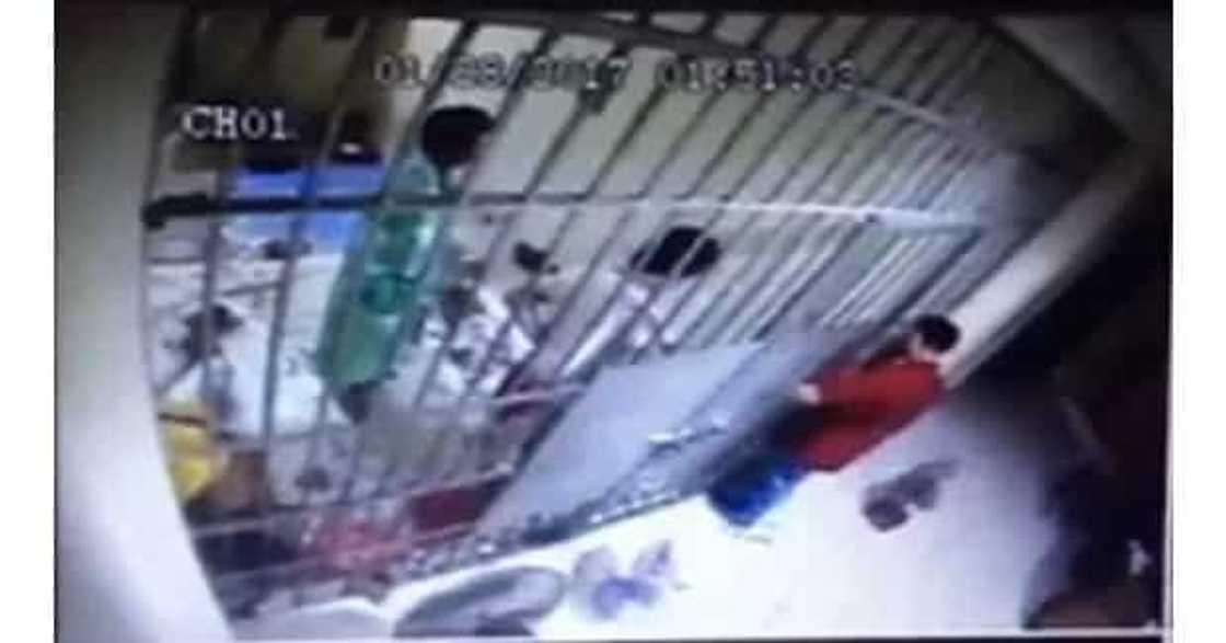 Cop forces female inmate to do an oral job on him Cop forces female inmate to do an oral job on him