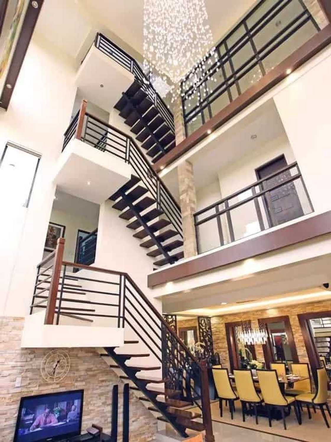 Ang mansyon ni Mamang! Pokwang at ang kanyang apat na palapag na bahay sa Antipolo Ang mansyon ni Mamang! Pokwang at ang kanyang apat na palapag na bahay sa Antipolo