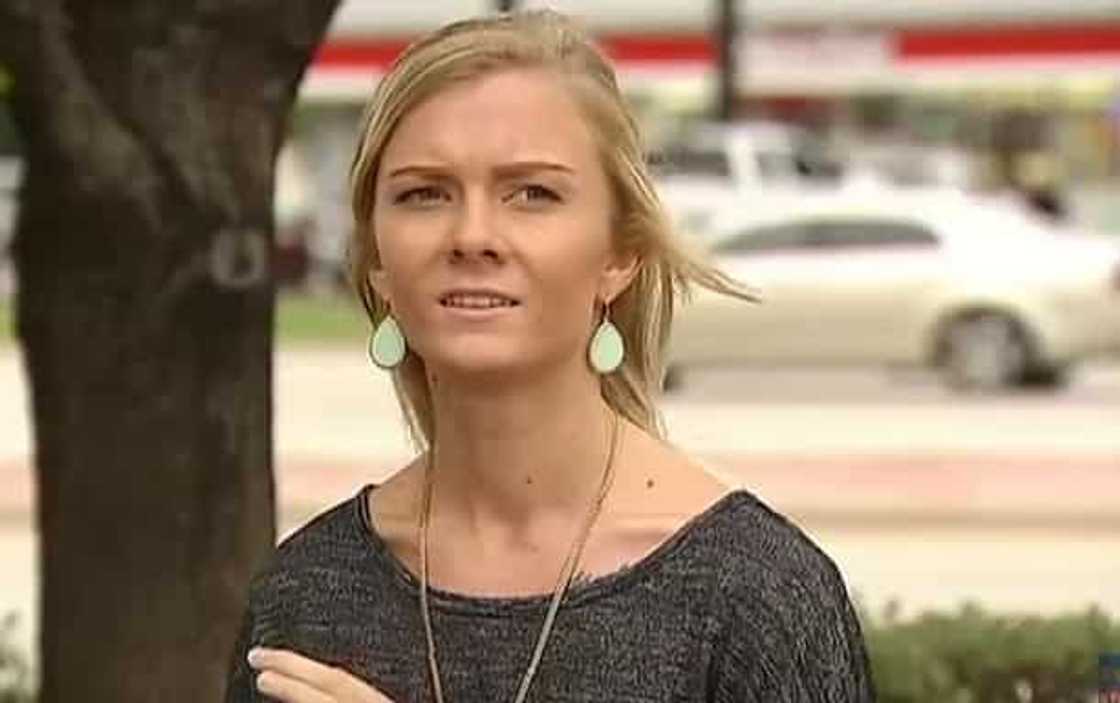 Customers do acts of kindness for deaf cashier Customers do acts of kindness for deaf cashier