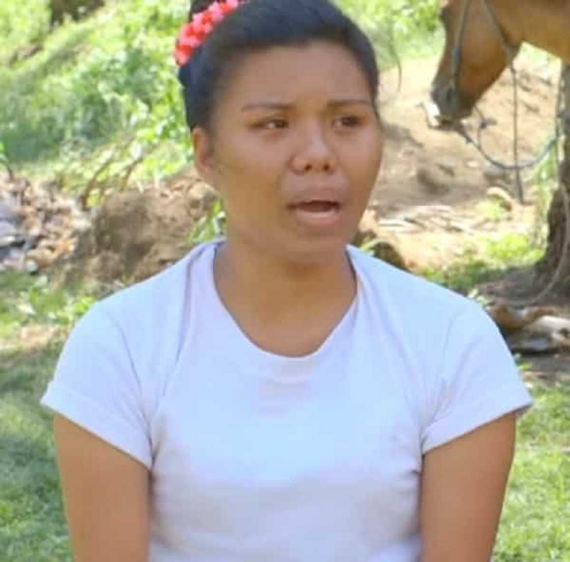 Ina, pinasan paakyat ng entablado ang anak na may kapansanan sa pagtanggap nito ng diploma sa kanyang Pagtatapos Ina, pinasan paakyat ng entablado ang anak na may kapansanan sa pagtanggap nito ng diploma sa kanyang Pagtatapos