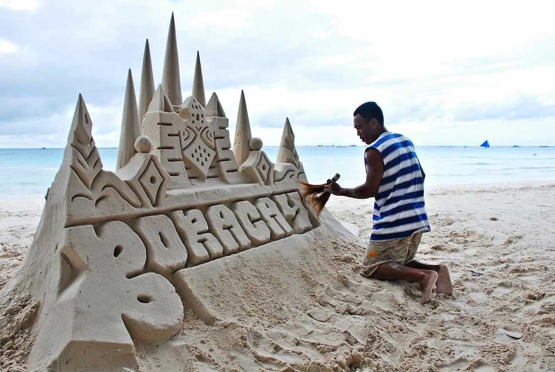 Sinira lang ang pinagpaguran! Netizens slam PNP officers for destroying 'illegal' sandcastles in Boracay Sinira lang ang pinagpaguran! Netizens slam PNP officers for destroying 'illegal' sandcastles in Boracay