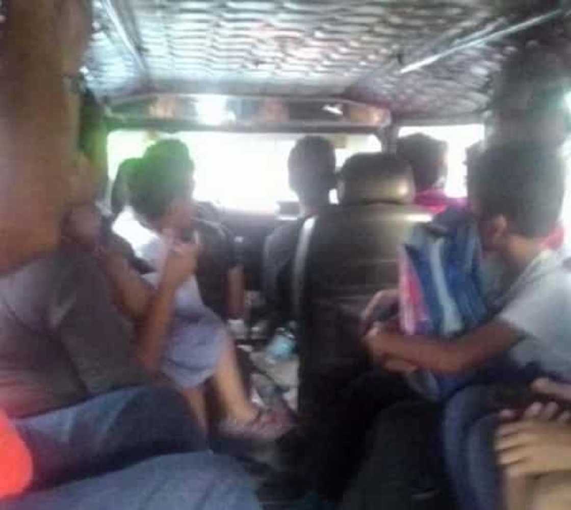 Jeepney driver, libre sakay at pabaon sa mga batang hirap sa buhay Jeepney driver, libre sakay at pabaon sa mga batang hirap sa buhay