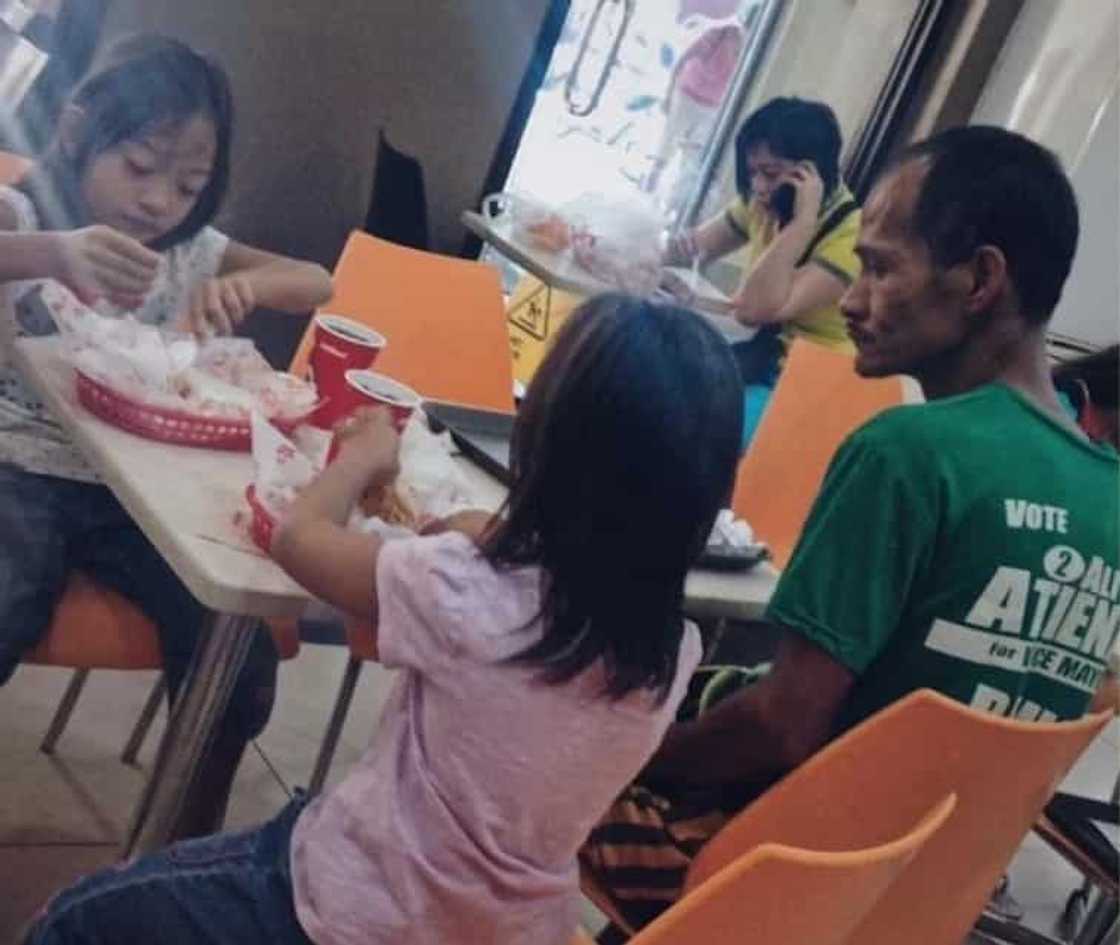 Wais kasi! Viral 'Tatay Ryan' ng Jollibee, nasabihang kuripot dahil sa labis na pagtitipid Wais kasi! Viral 'Tatay Ryan' ng Jollibee, nasabihang kuripot dahil sa labis na pagtitipid