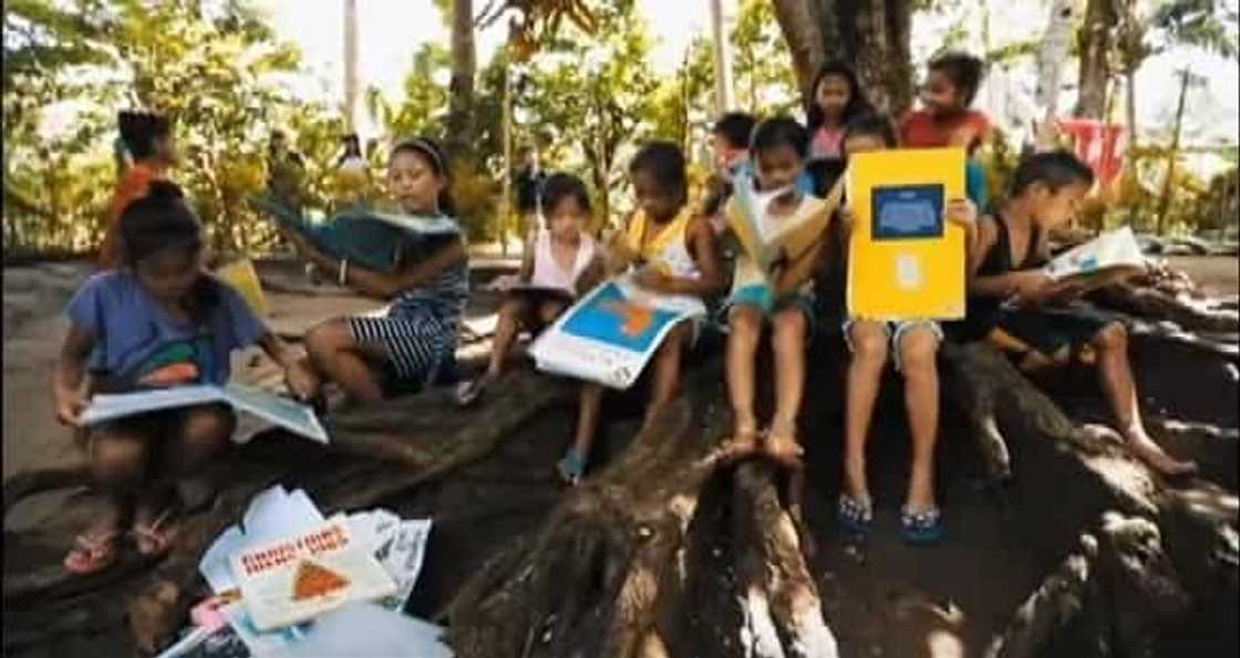 Batang guro! Inspiring story of a 12-year-old boy who uses a raft to teach other kids who doesn't know how to read Batang guro! Inspiring story of a 12-year-old boy who uses a raft to teach other kids who doesn't know how to read