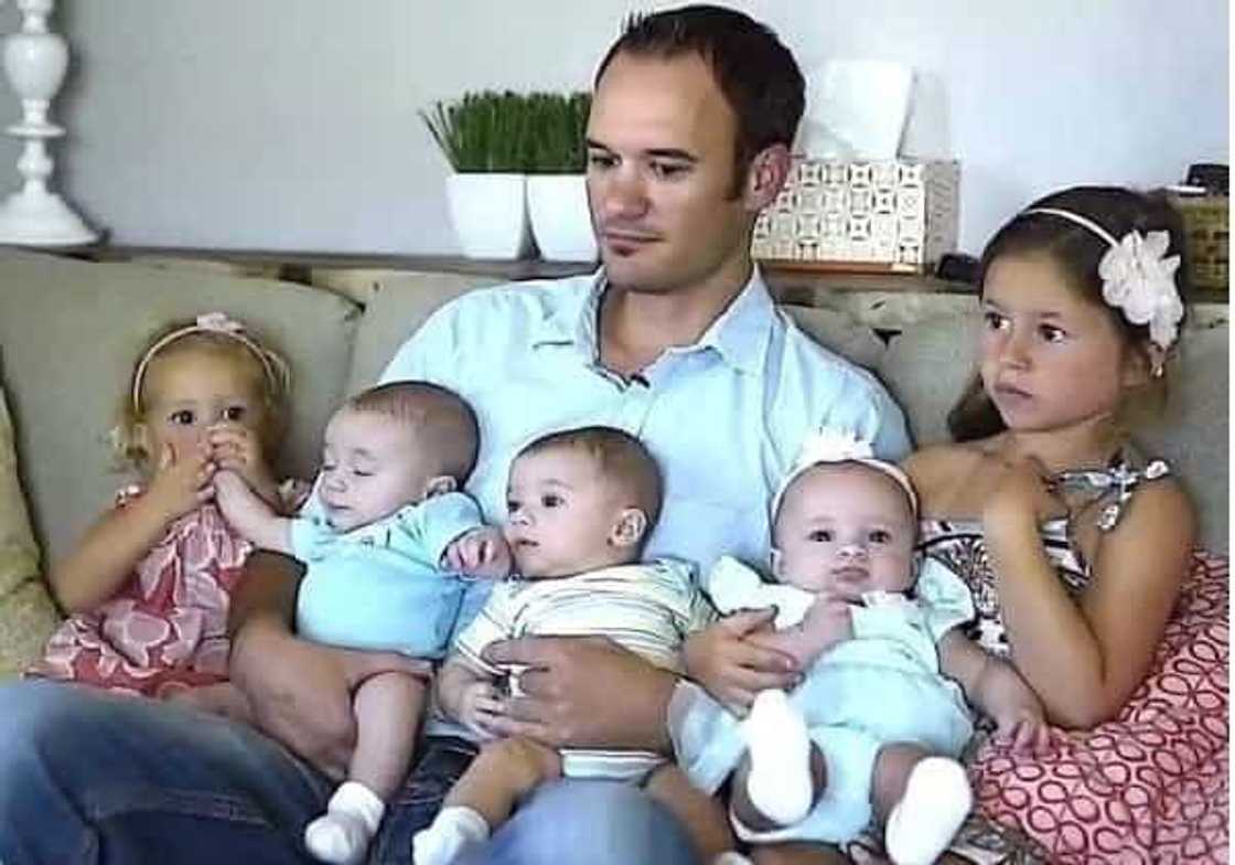His wife left him with 5 children – when he found her medicine box everything became clear His wife left him with 5 children – when he found her medicine box everything became clear
