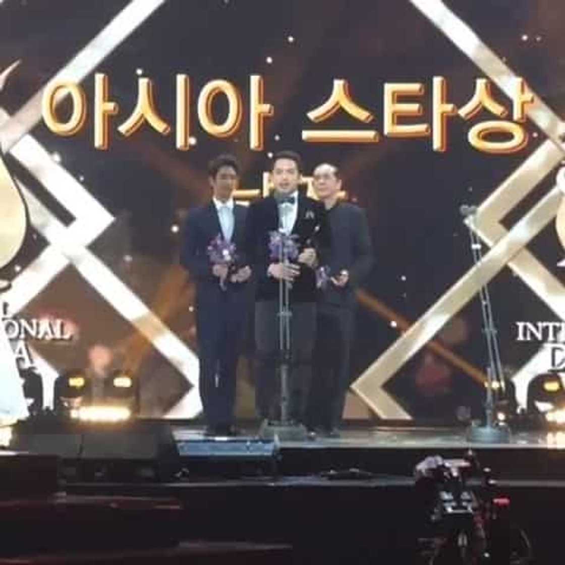 Dennis Trillo bags Korean award, selfie with Song Joong Ki! Dennis Trillo bags Korean award, selfie with Song Joong Ki!
