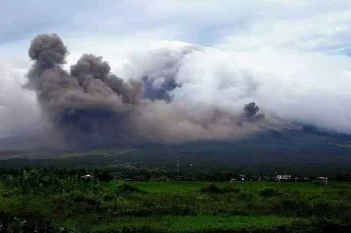 Nakaka-kilabot! Mayon Volcano's gas cloud formation that looks like silhouette of Pangoron and Magayon wows netizens