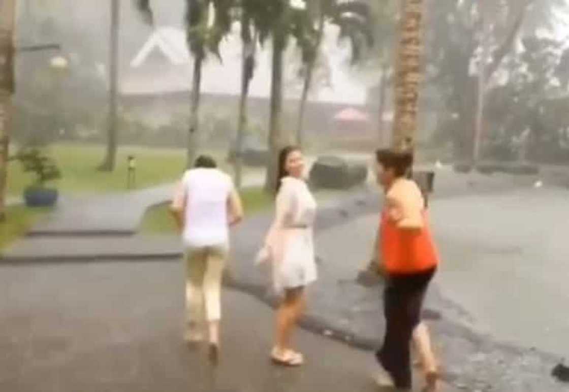 Simpleng tao talaga! Angel Locsin naligo sa ulan kasama ang mga kaibigan Simpleng tao talaga! Angel Locsin naligo sa ulan kasama ang mga kaibigan