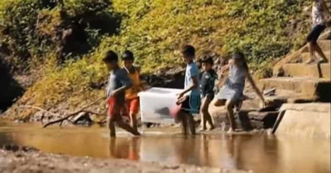 Batang guro! Inspiring story of a 12-year-old boy who uses a raft to teach other kids who doesn't know how to read Batang guro! Inspiring story of a 12-year-old boy who uses a raft to teach other kids who doesn't know how to read