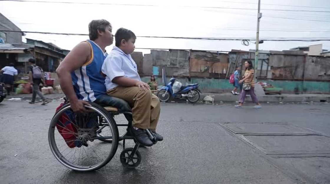 Wheelchair-bound father takes son to school in his wheelchair every day, rain or shine, earns praises and sympathy from netizens Wheelchair-bound father takes son to school in his wheelchair every day, rain or shine, earns praises and sympathy from netizens