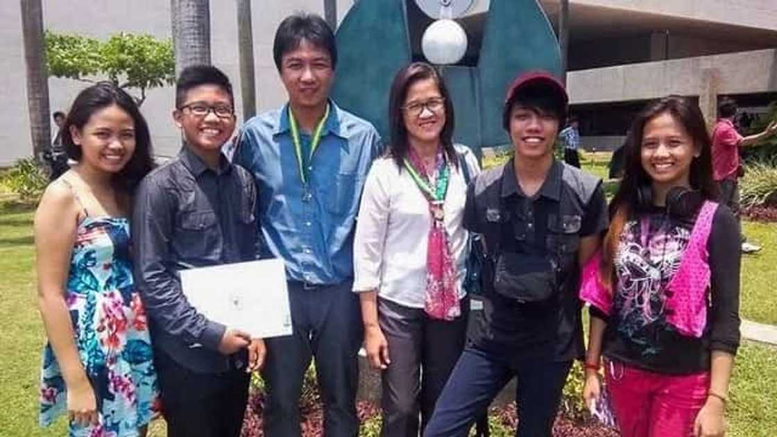 This Pinoy student who sells customized t-shirts later becomes a FEU summa cumlaude graduate! This Pinoy student who sells customized t-shirts later becomes a FEU summa cumlaude graduate!
