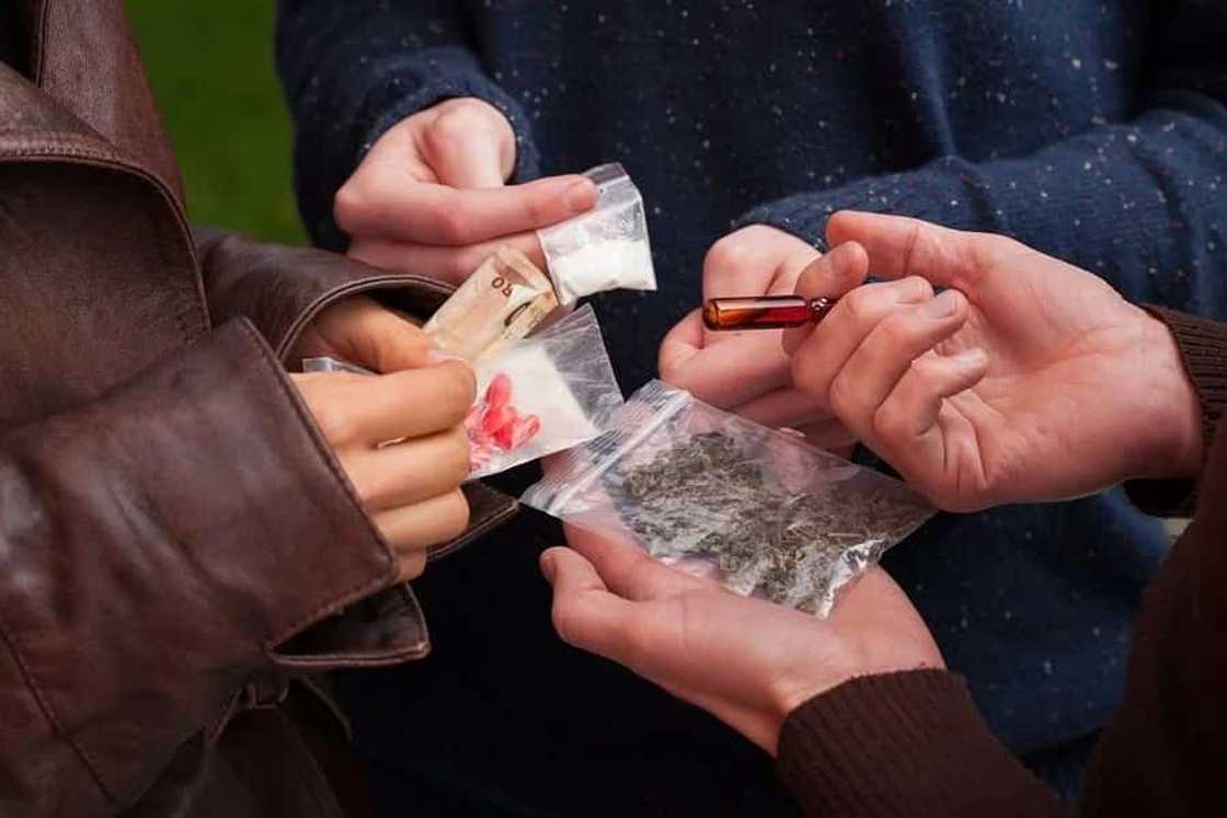 Elementary teacher caught selling drugs in buy-bust operation Elementary teacher caught selling drugs in buy-bust operation
