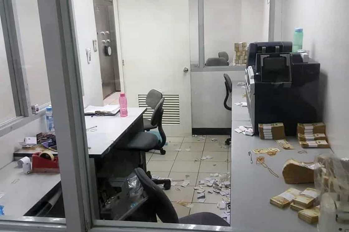 Bangko nilimas! Pera nagkalat sa isang silid ng bangko sa Tuguegarao City sa Cagayan Bangko nilimas! Pera nagkalat sa isang silid ng bangko sa Tuguegarao City sa Cagayan