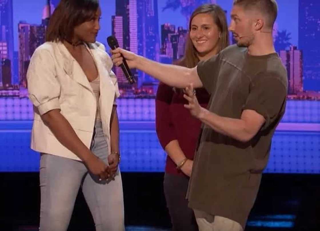 Man surprises crowd with mystifying tech magic in viral video Man surprises crowd with mystifying tech magic in viral video