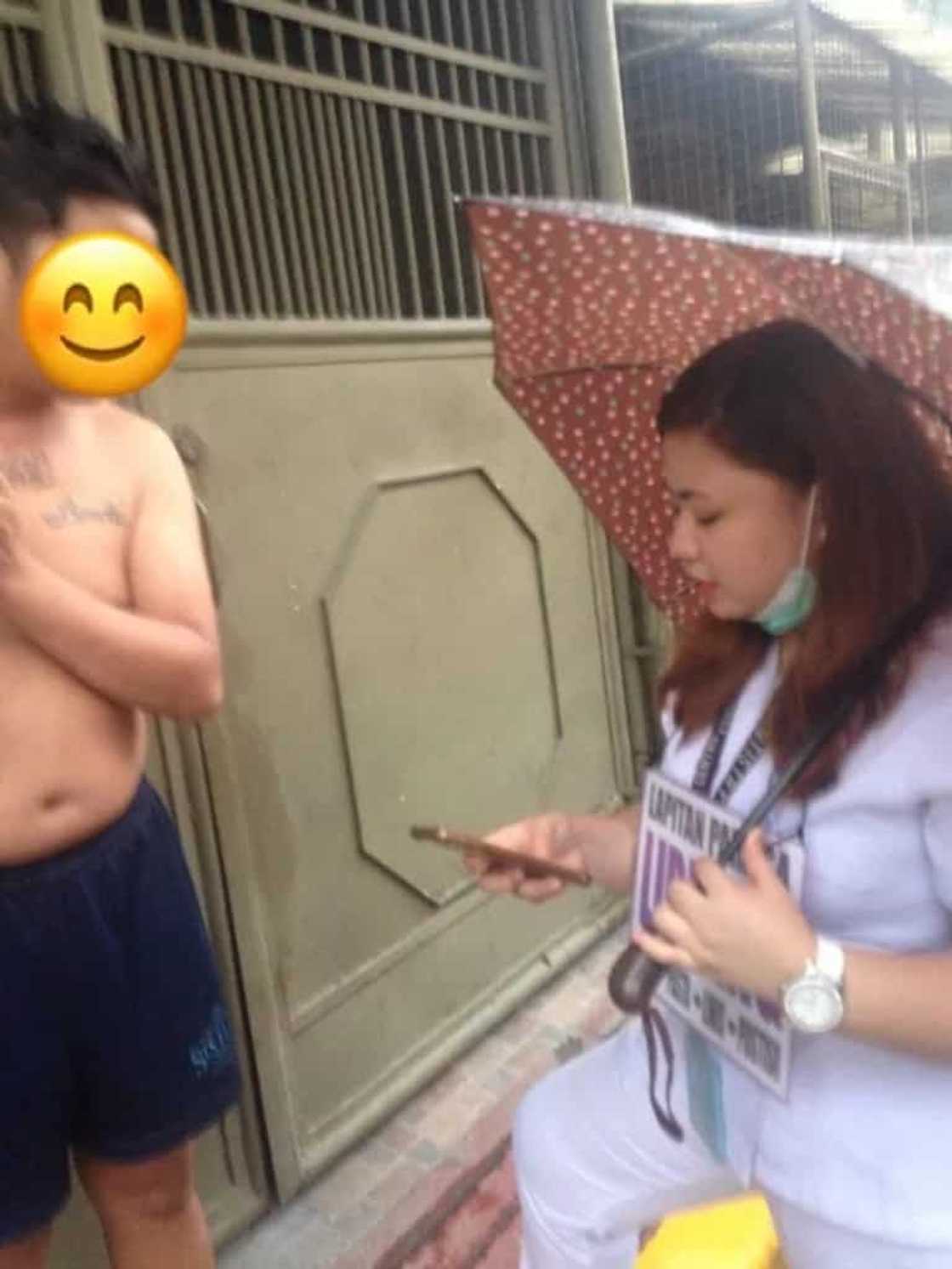 Future dentists wear placards in public offering ‘libre bunot, linis, pasta at pustiso’ Future dentists wear placards in public offering ‘libre bunot, linis, pasta at pustiso’