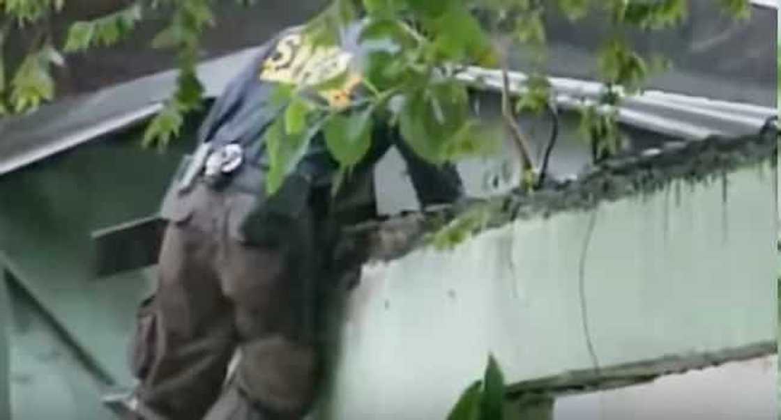 This brave officer finished this story and released the 11-year-old girl. This brave officer finished this story and released the 11-year-old girl.