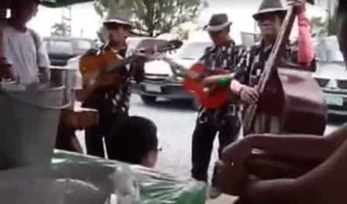 Tagaytay restaurant serenades customers with eating 'Bulalo' Tagaytay restaurant serenades customers with eating 'Bulalo'