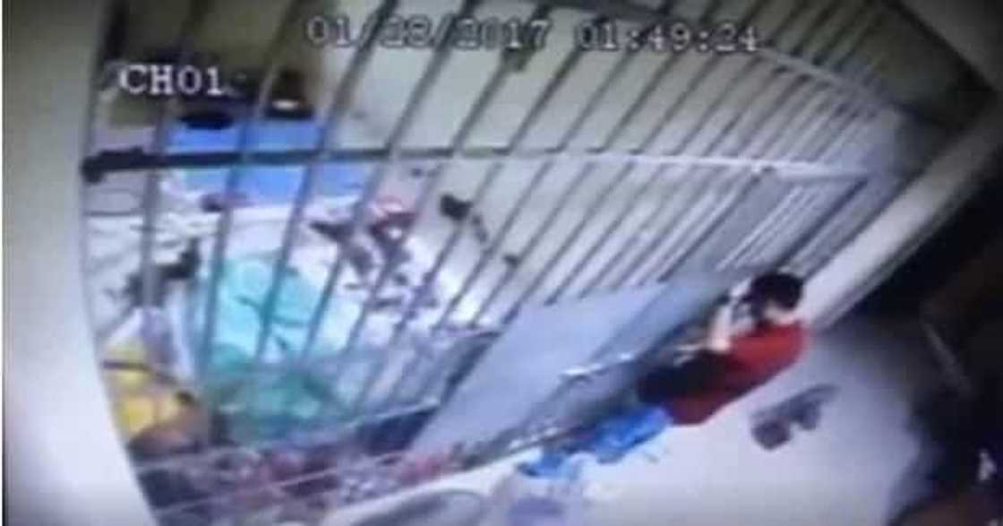 Cop forces female inmate to do an oral job on him Cop forces female inmate to do an oral job on him