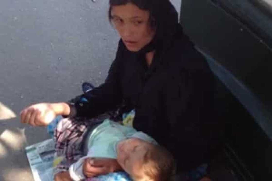 Netizens share a photo of Gypsy beggar with 'sleeping' baby Netizens share a photo of Gypsy beggar with 'sleeping' baby