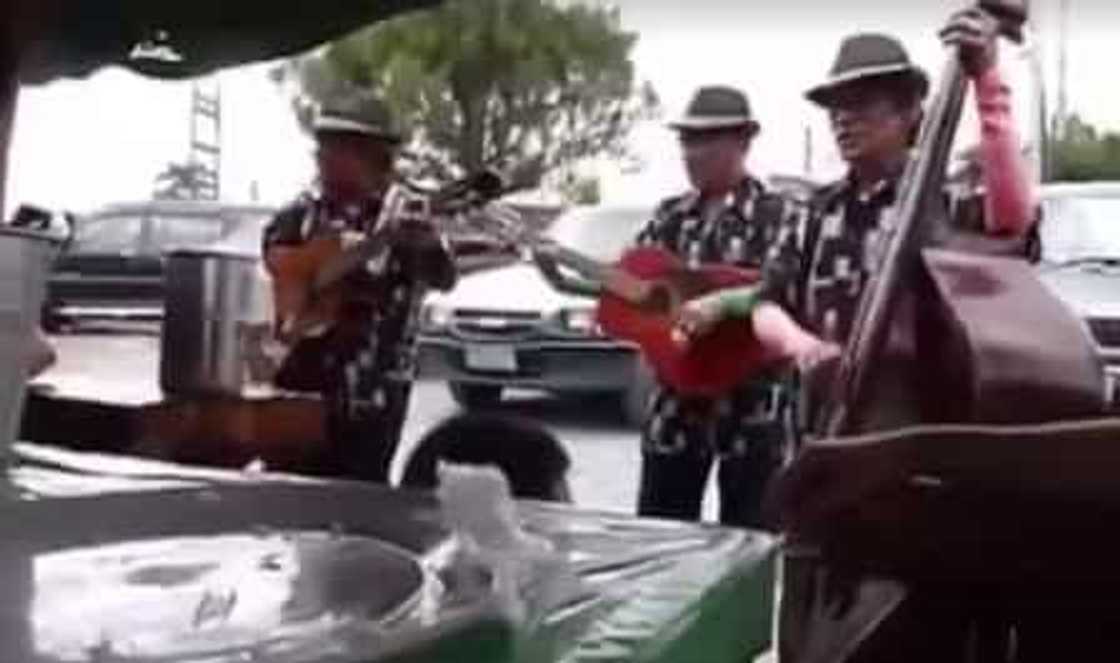 Tagaytay restaurant serenades customers with eating 'Bulalo' Tagaytay restaurant serenades customers with eating 'Bulalo'