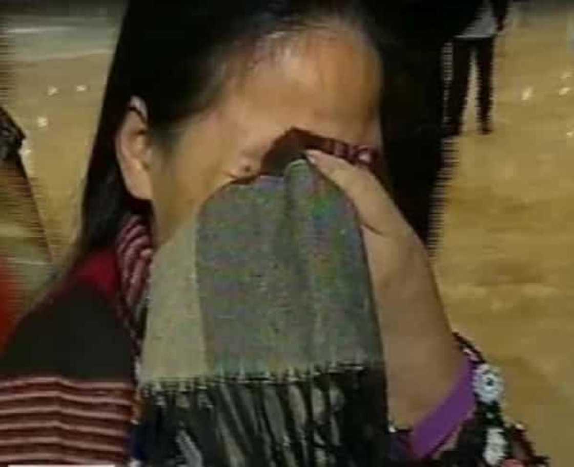 Takot na takot siya! Pinay OFW, humihingi ng tulong dahil iba ang employer na pumirma sa kanyang kontrata Takot na takot siya! Pinay OFW, humihingi ng tulong dahil iba ang employer na pumirma sa kanyang kontrata