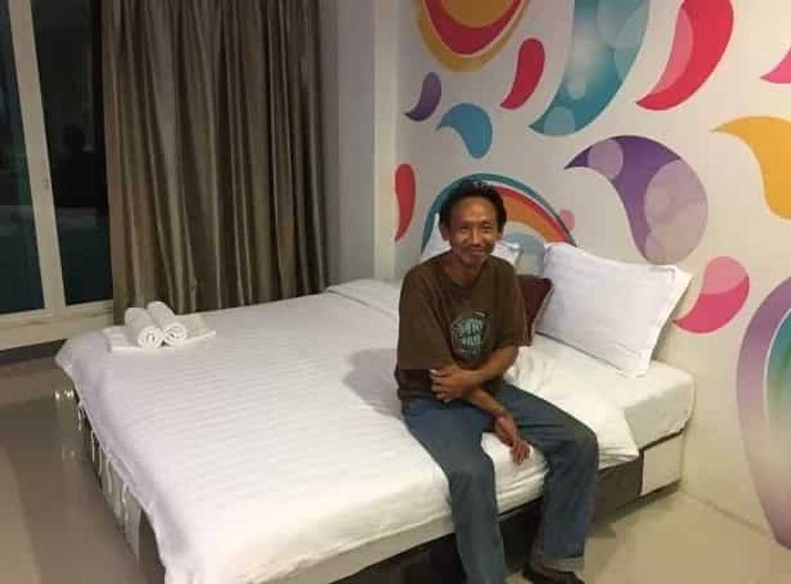 Homeless man receives reward for returning a wallet Homeless man receives reward for returning a wallet