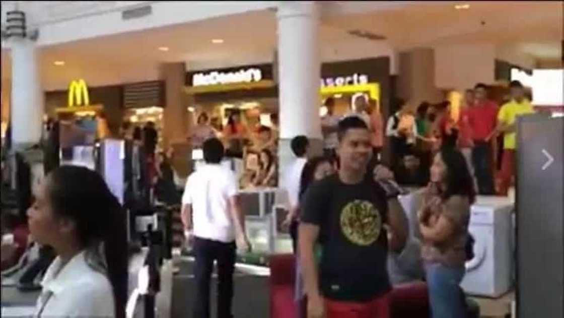 Pinoy “The Prayer” videoke performance video went viral after a netizen uploaded his video Pinoy “The Prayer” videoke performance video went viral after a netizen uploaded his video