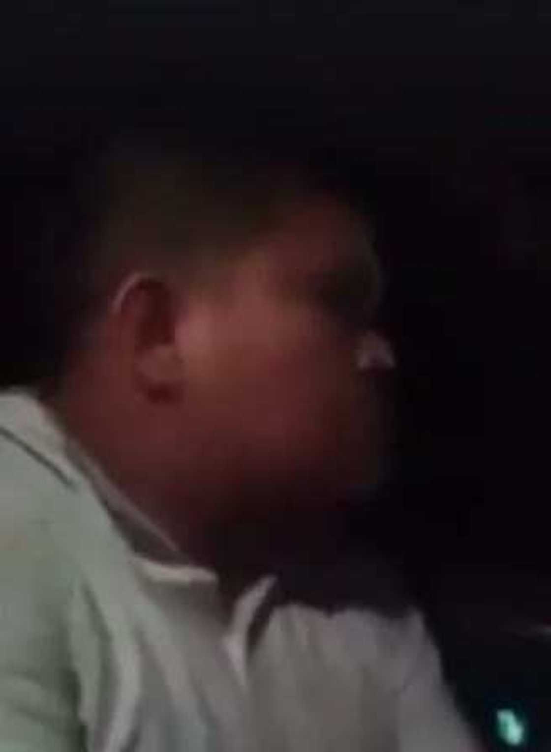 Drunk policeman challenges jeepney passengers into a fight Drunk policeman challenges jeepney passengers into a fight
