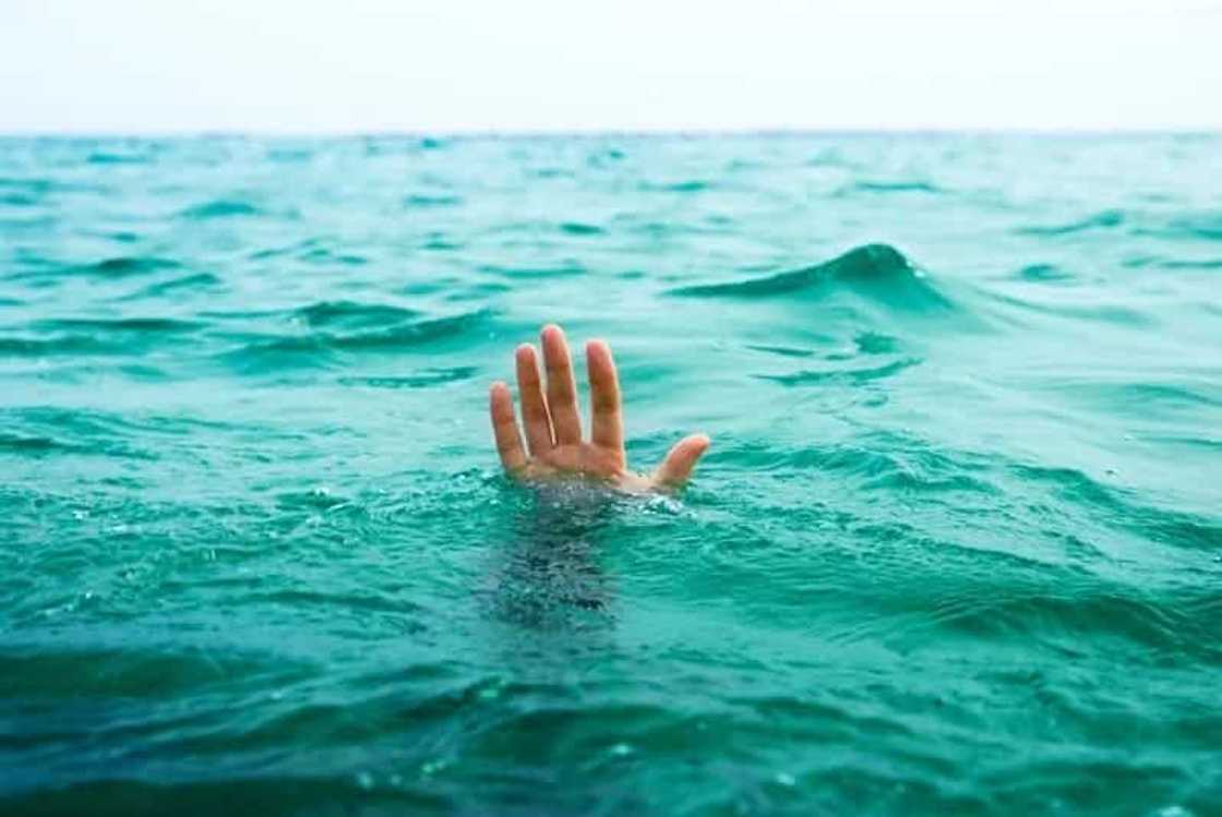 Husband pushed his wife aside to escape from a sinking ship. The reason will bring you into tears Husband pushed his wife aside to escape from a sinking ship. The reason will bring you into tears