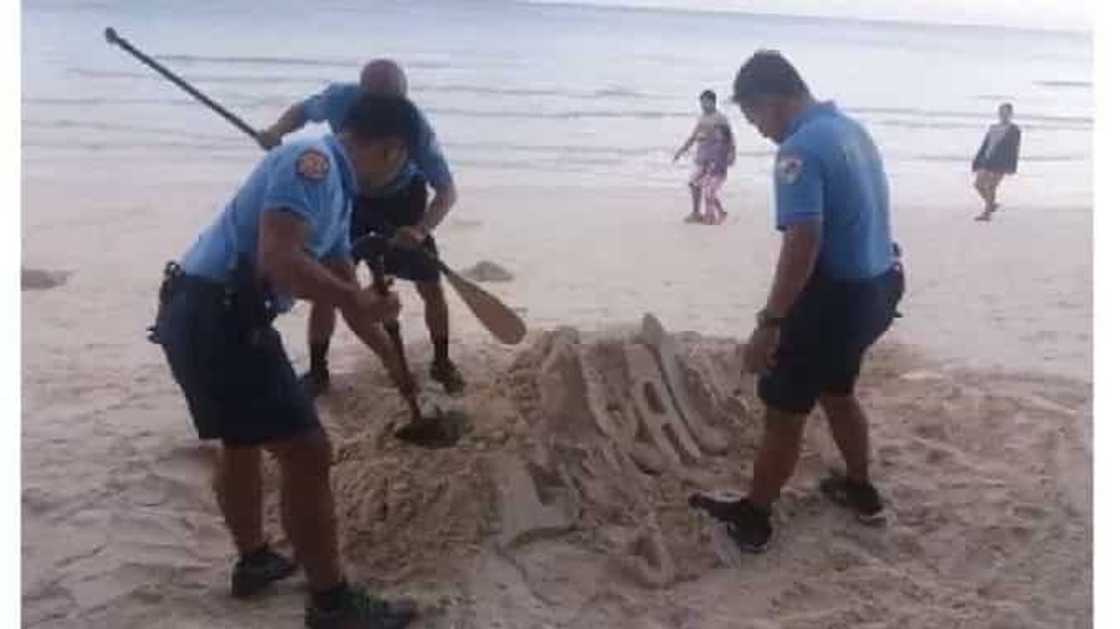 Sinira lang ang pinagpaguran! Netizens slam PNP officers for destroying 'illegal' sandcastles in Boracay Sinira lang ang pinagpaguran! Netizens slam PNP officers for destroying 'illegal' sandcastles in Boracay