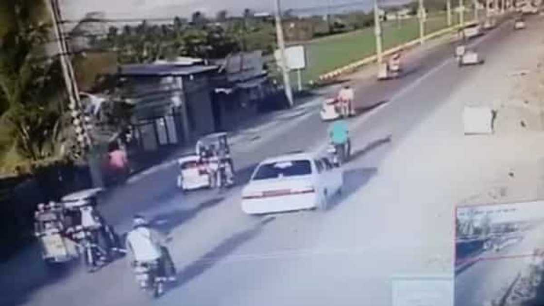 Motorcycle driver causes car crash for abrupt overtake