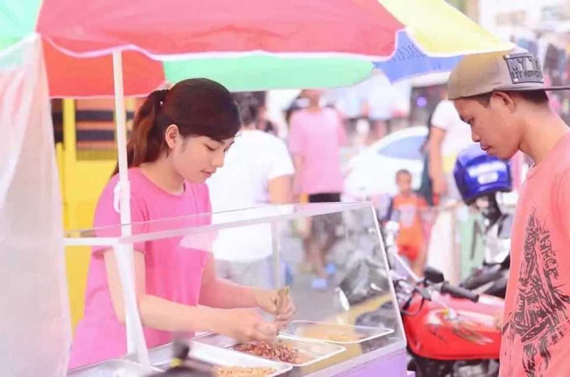Mani vendor sa Cavite pinahanga ang marami sa taglay niyang natural na kagandahan Mani vendor sa Cavite pinahanga ang marami sa taglay niyang natural na kagandahan