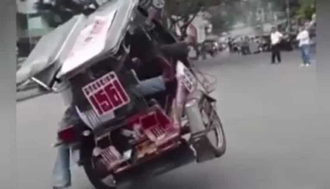 Pinoy tricycle driver impressed netizens with his dangerous tricks Pinoy tricycle driver impressed netizens with his dangerous tricks