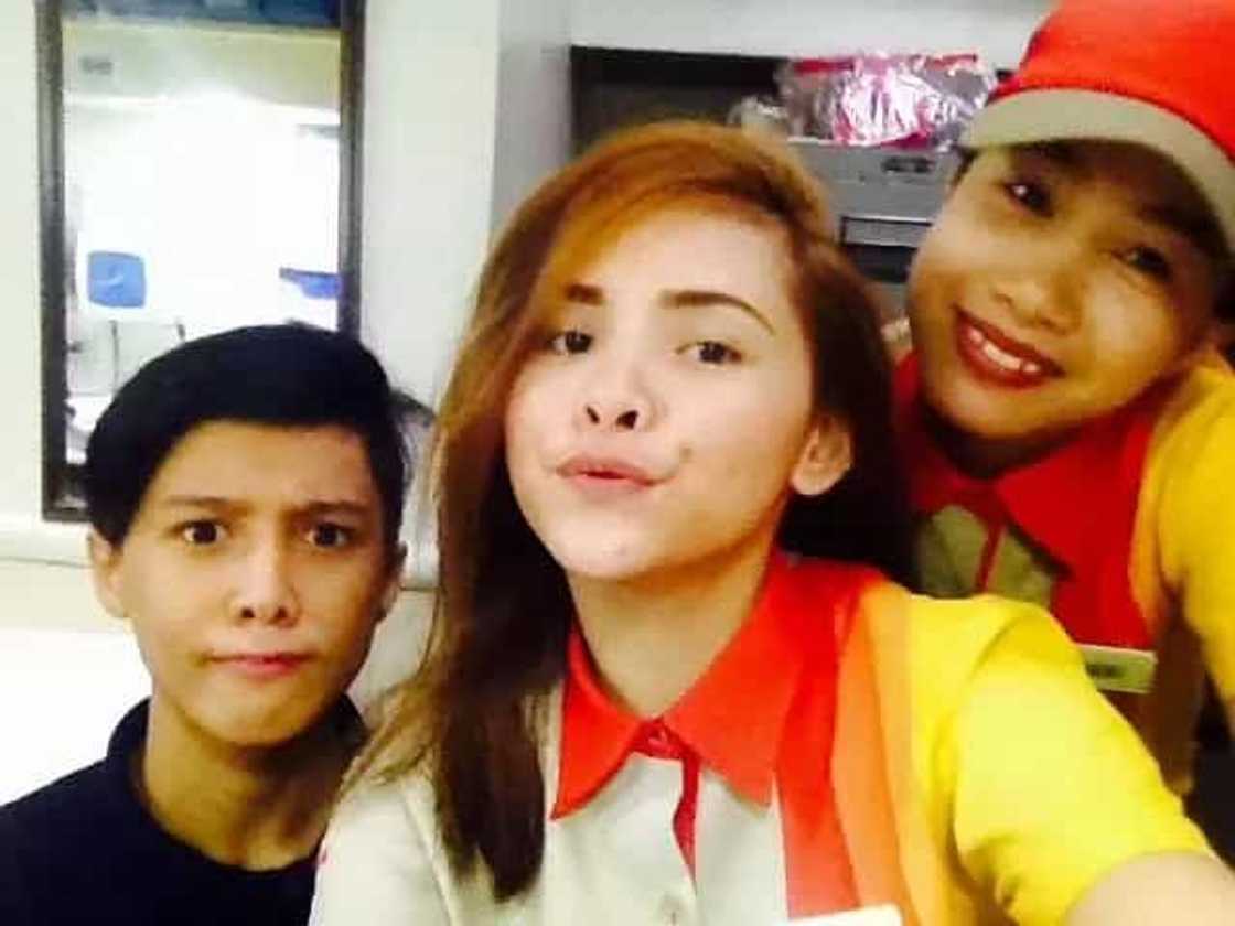 Chloe Grace Moretz agrees Jollibee crew looks like her Chloe Grace Moretz agrees Jollibee crew looks like her