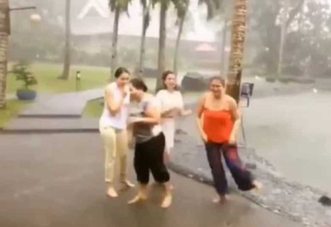 Simpleng tao talaga! Angel Locsin naligo sa ulan kasama ang mga kaibigan Simpleng tao talaga! Angel Locsin naligo sa ulan kasama ang mga kaibigan