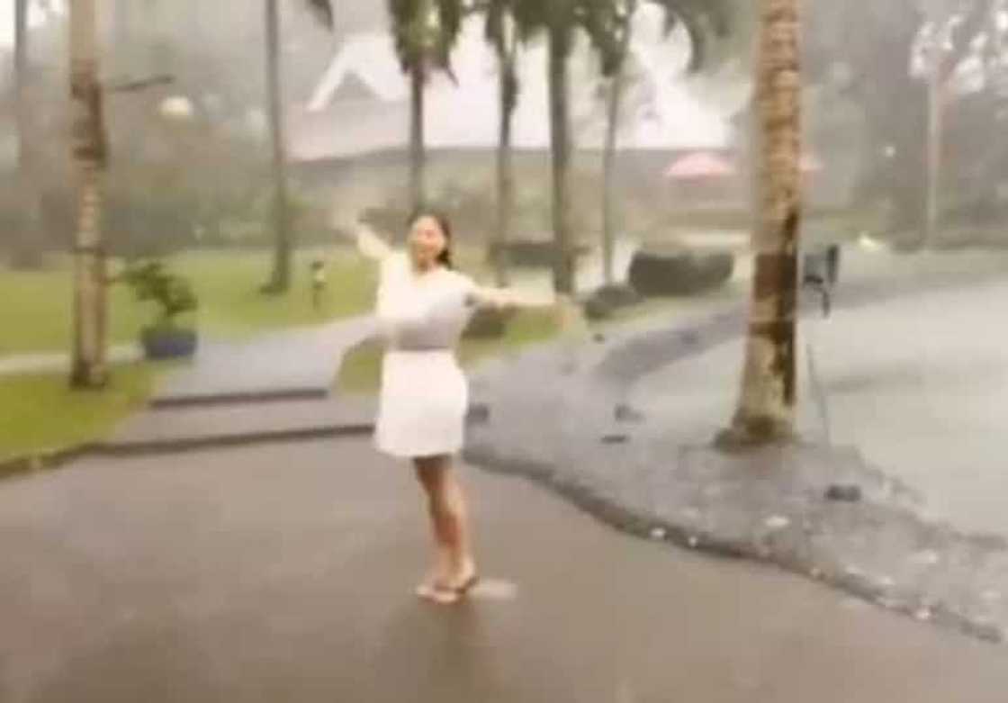 Simpleng tao talaga! Angel Locsin naligo sa ulan kasama ang mga kaibigan Simpleng tao talaga! Angel Locsin naligo sa ulan kasama ang mga kaibigan
