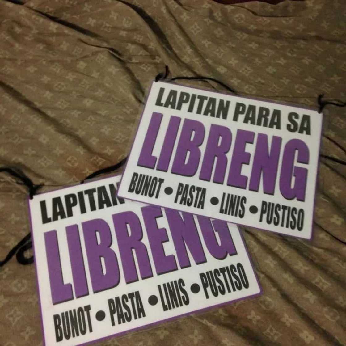 Future dentists wear placards in public offering ‘libre bunot, linis, pasta at pustiso’ Future dentists wear placards in public offering ‘libre bunot, linis, pasta at pustiso’