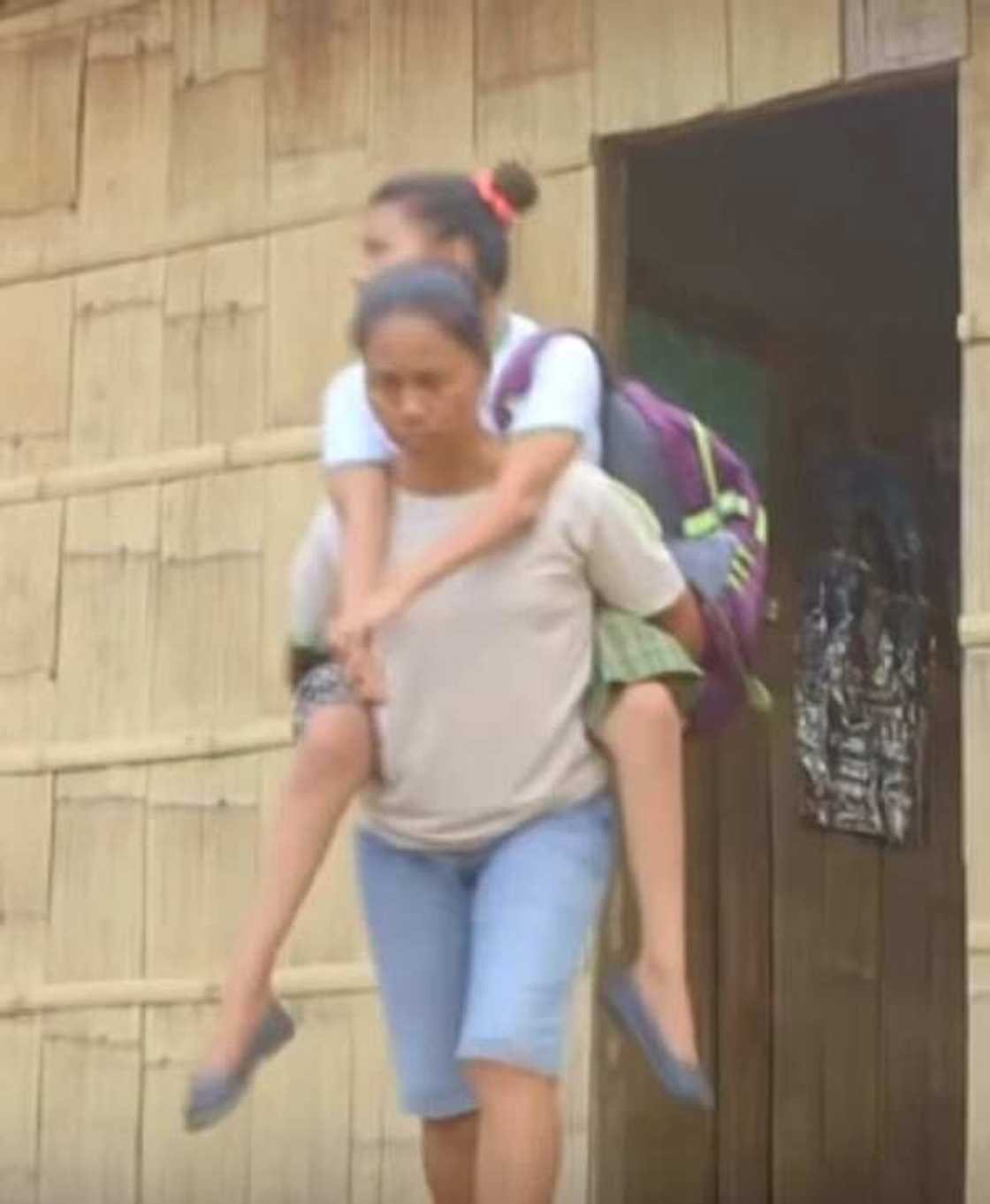 Ina, pinasan paakyat ng entablado ang anak na may kapansanan sa pagtanggap nito ng diploma sa kanyang Pagtatapos Ina, pinasan paakyat ng entablado ang anak na may kapansanan sa pagtanggap nito ng diploma sa kanyang Pagtatapos