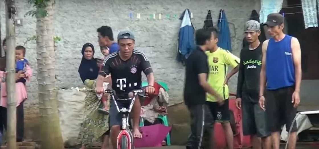 Netizen shares epic video of hilarious bike race Netizen shares epic video of hilarious bike race