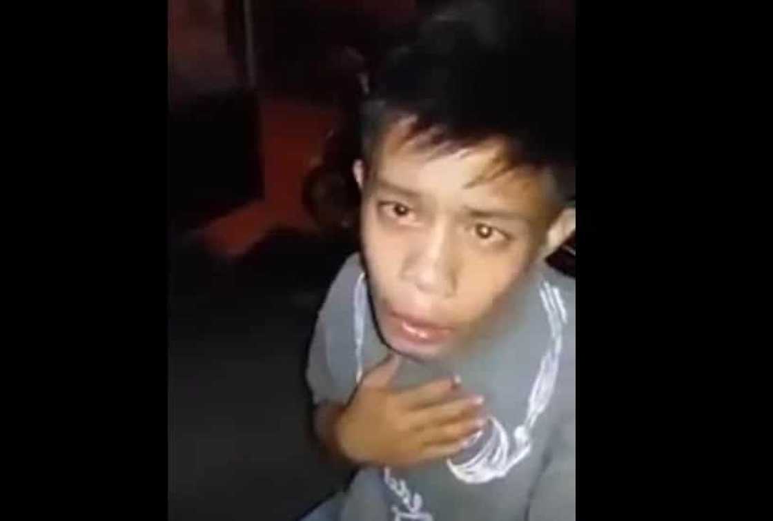 Singing drunk Pinoy surprised netizens with his viral video...how he did it will make you laugh! Singing drunk Pinoy surprised netizens with his viral video...how he did it will make you laugh!