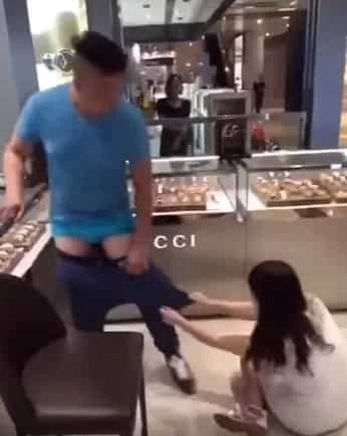 VIDEO: Chinese woman pulls down boyfriend’s pants for refusing to buy her jewelry VIDEO: Chinese woman pulls down boyfriend’s pants for refusing to buy her jewelry