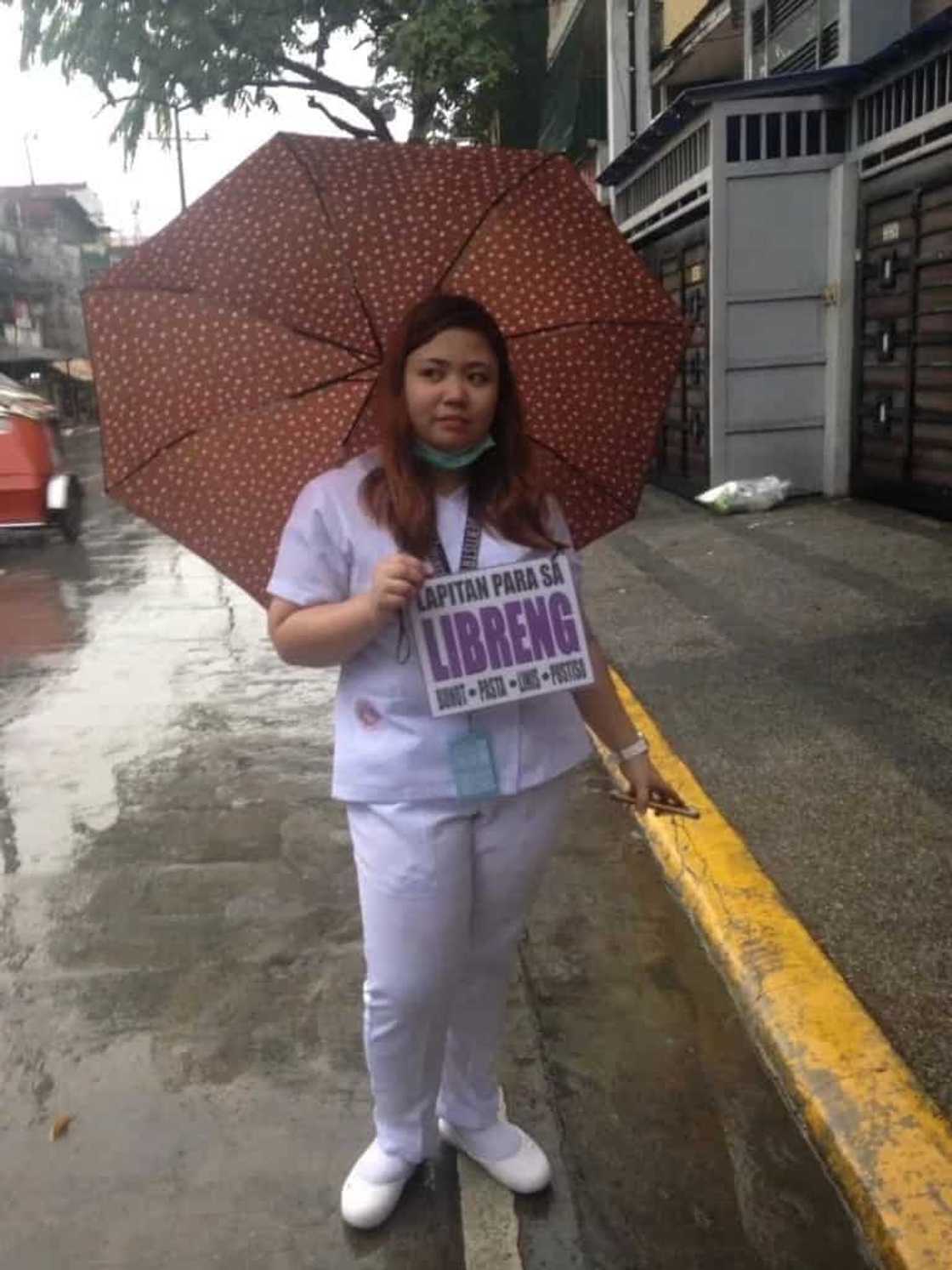 Future dentists wear placards in public offering ‘libre bunot, linis, pasta at pustiso’ Future dentists wear placards in public offering ‘libre bunot, linis, pasta at pustiso’