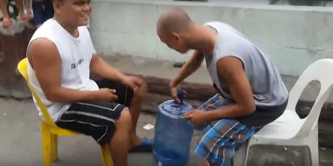 Viral video reveals epic punishment for 'jak en poy' game Viral video reveals epic punishment for 'jak en poy' game