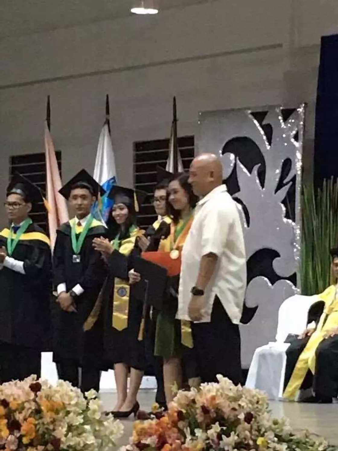 Security guard's daughter graduates cumlaude