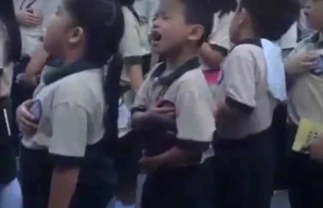 Young Pinoy captured singing 'Lupang Hinirang' with funny twist Young Pinoy captured singing 'Lupang Hinirang' with funny twist