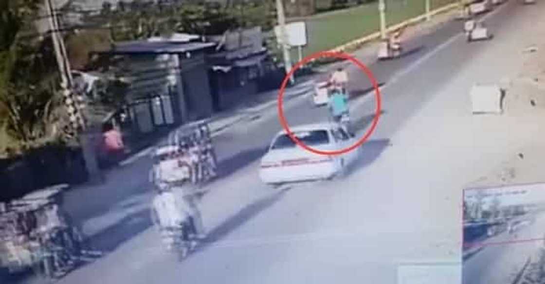 Motorcycle driver causes car crash for abrupt overtake Motorcycle driver causes car crash for abrupt overtake