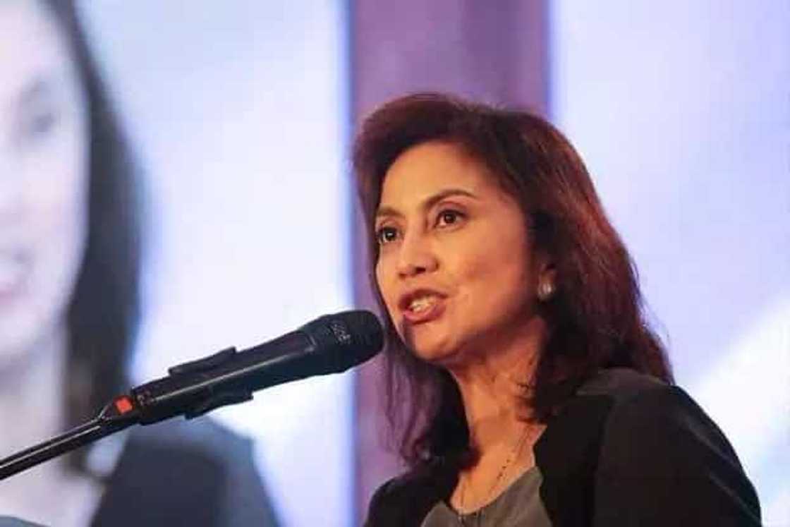VP Leni Robredo, walang kyemeng nag-paa pagkatapos ng tatlong oras na debate VP Leni Robredo, walang kyemeng nag-paa pagkatapos ng tatlong oras na debate
